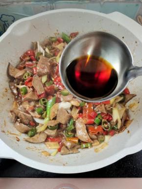 放入一勺生抽翻炒均匀！