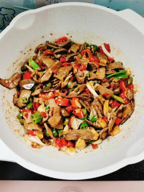 起锅前放入适量的鸡精翻炒均匀即可！