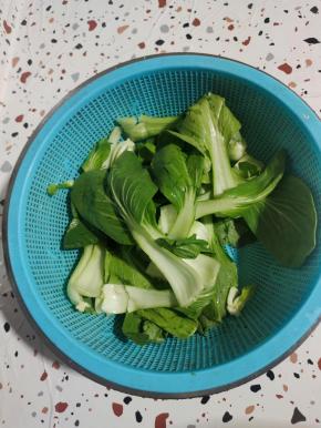 小青菜清洗干净控干水分备用！
