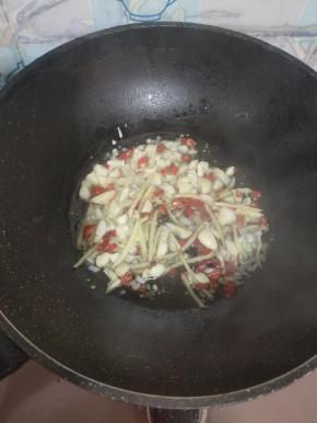起锅烧油，放入生姜，蒜瓣，葱花，小米辣爆香！