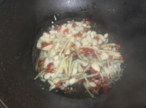 起锅烧油，放入生姜，蒜瓣，葱花，小米辣爆香！