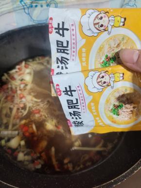 倒入两包酸汤肥牛调味料！大火煮开！