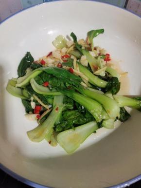 捞出放在大碗里垫底！