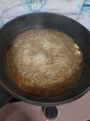 放入泡好的宽粉煮熟！
