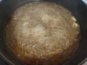 放入泡好的宽粉煮熟！