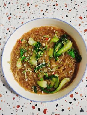 倒在大碗里，撒上适量的葱花即可食用！