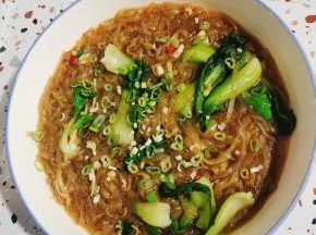 倒在大碗里，撒上适量的葱花即可食用！