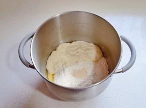 再加入奶粉，高粉，液种，酵母粉启动厨师机2档揉面至粗膜。