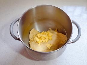 加入室温软化的黄油。