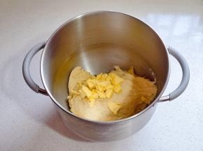 加入室温软化的黄油。