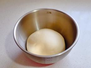 取出揉圆放入器具中进行发酵。