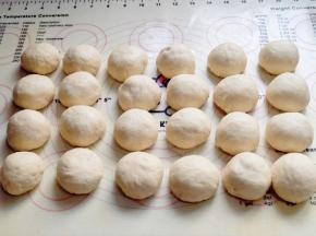 分成24等份，盖上保鲜膜松弛10分钟。