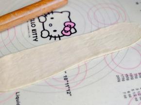 取一个面团擀长舌状。