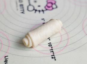 由上向下卷起来，收口捏紧朝下。