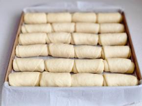 依次做好摆入28×28的烤盘中。