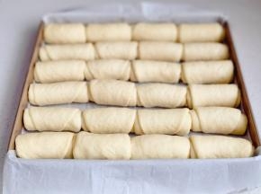 依次做好摆入28×28的烤盘中。