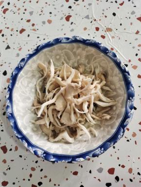清洗干净，挤干水分备用！