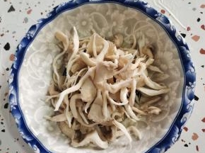 清洗干净，挤干水分备用！