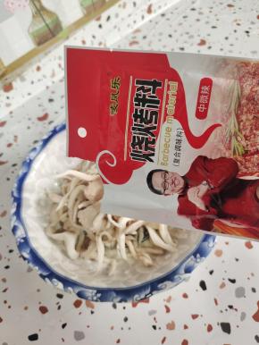 倒入适量的油和烧烤料！