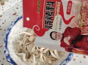 倒入适量的油和烧烤料！