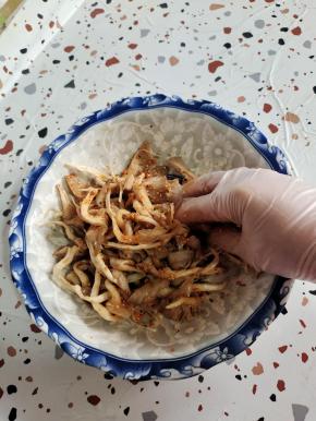 戴上手套，抓拌均匀！