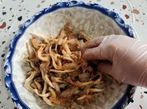 戴上手套，抓拌均匀！
