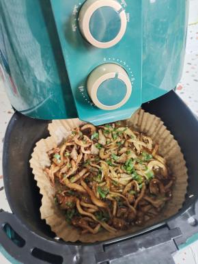 撒上葱花，再烤3分钟即可！