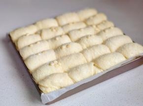 发酵至明显变大，刷一层蜂蜜，撒椰蓉，杏仁。