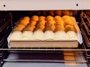 入烤箱中层上175度，下180度烤25分。（注意观察颜色，上色后加盖锡纸）