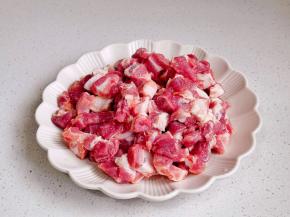 梅花肉洗净切小块。