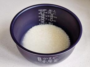 大米淘干净煮饭。