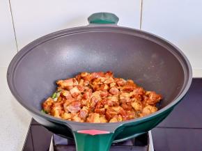 起油锅加入葱花蒜末炒出香味，加入腌制好的梅花肉。