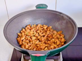 中火翻炒至变色