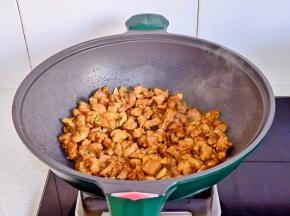 中火翻炒至变色