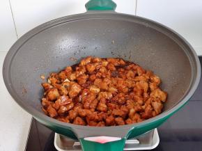 粘锅翻炒均匀。