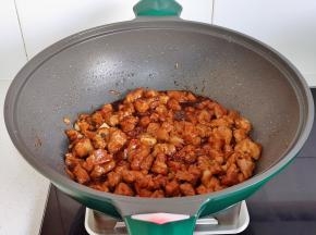 粘锅翻炒均匀。