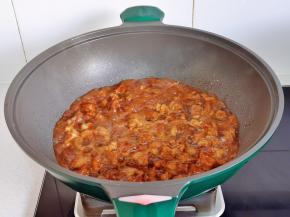 加入1小碗清水炖30分钟。