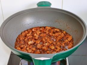 肉炖烂后按个人口味加盐调味，大火收汁至浓稠，留点汤汁更好吃哦。