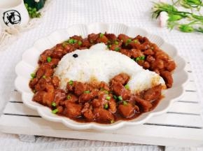 米饭用模具压好放盘子中间，再盛入卤肉就好啦！