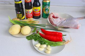 食材：鹅肉3斤、仔姜300克、土豆400克、啤酒800ml、红辣椒2个、香葱、香菜、大蒜、生抽、酱油、蚝油、盐。
步骤1：鹅肉清洗干净，沥干水，切块，鹅肉的大小要适中，2厘米左右就可以。