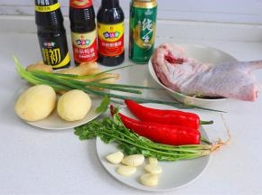 食材：鹅肉3斤、仔姜300克、土豆400克、啤酒800ml、红辣椒2个、香葱、香菜、大蒜、生抽、酱油、蚝油、盐。
步骤1：鹅肉清洗干净，沥干水，切块，鹅肉的大小要适中，2厘米左右就可以。