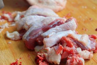 鹅肉清洗干净，沥干水，切块，鹅肉的大小要适中，2厘米左右就可以。