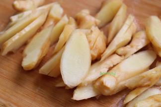 仔姜清洗干净，切厚片。土豆去皮清洗干净，切块，然后用清水浸泡3分钟，捞出沥干水分。