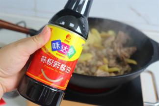 加入4勺生抽、2勺酱油、1勺蚝油，1小勺盐、小勺盐，翻炒至颜色微黄。