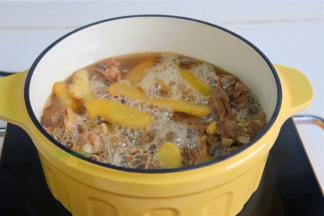 把炒至微黄的鹅肉，转到珐琅铸铁锅，加入啤酒，啤酒要浸没鹅肉，旺火煮沸，盖上盖子，转为小火，炖20分钟。