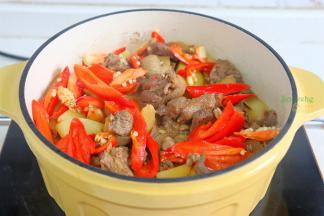 把准备好的红辣椒，也加入，并且放少许盐，继续煮3分钟，