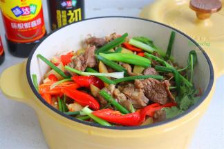 最后把香葱、香葱放入锅里，啤酒土豆焖鹅肉就做好了，香味扑面而来，太香了。