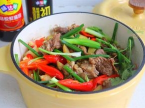 最后把香葱、香葱放入锅里，啤酒土豆焖鹅肉就做好了，香味扑面而来，太香了。