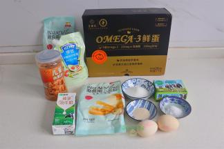 (以下用量可以做8个面包，家庭烤箱需要烤2盘，因为我家孩子实在太喜欢吃了。)食材：高筋面粉300克、牛奶140克、鸡蛋40克、细砂糖60克、黄油30克、干酵母6克、盐4克。
装饰：肉松、沙拉酱。表面刷液：1个蛋黄加1勺蛋白（或者饮用水）。