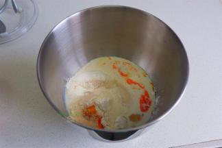 把高筋面粉、盐、干酵母、牛奶、鸡蛋、细砂糖，全部倒入厨师机，大约搅拌1分钟左右，把软化的黄油倒入，面团揉至扩展解冻，厨师机中高档大约要揉3至5分钟。每个厨师机不同、揉面挡位不同，时间略有差异，需要根据机器判断。